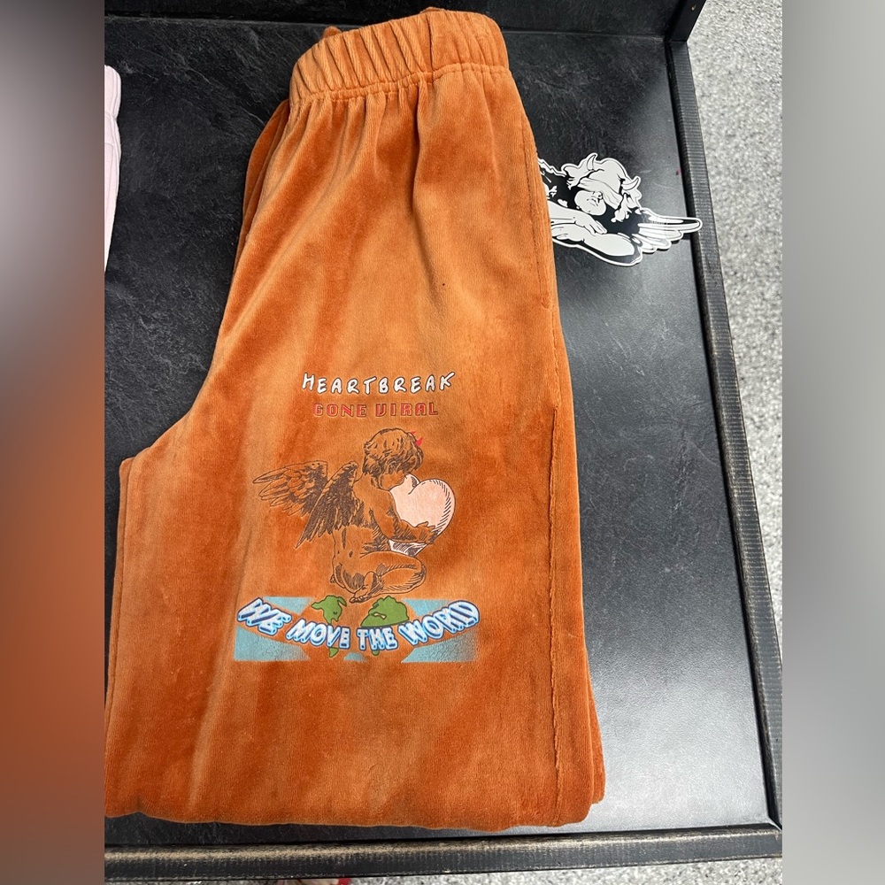 Boys Lie Gone Viral Velour Sweatpant ‘Cinnamon’ - Picture 1 of 7